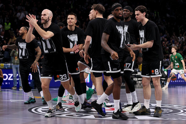 "VUJOŠEVIĆ DULE"! Grobari se veličanstveno oprostili od najtrofejnijeg trenera u istoriji Partizana! (Video)