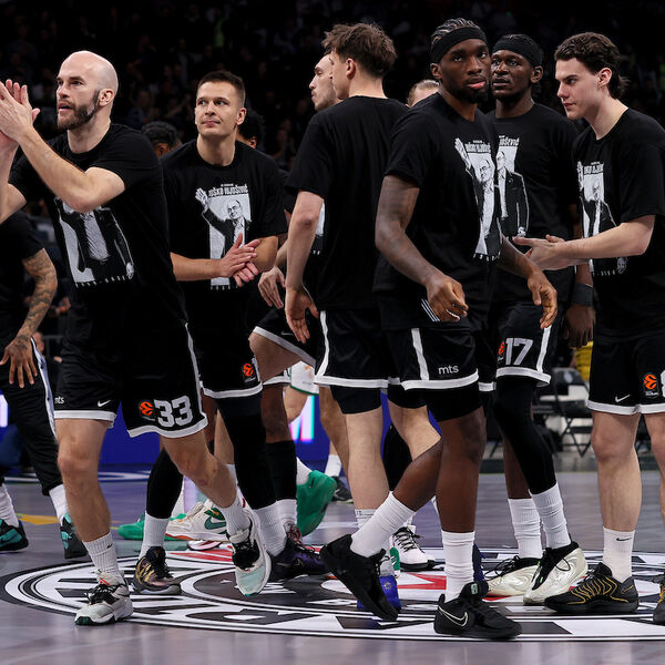 "VUJOŠEVIĆ DULE"! Grobari se veličanstveno oprostili od najtrofejnijeg trenera u istoriji Partizana! (Video)