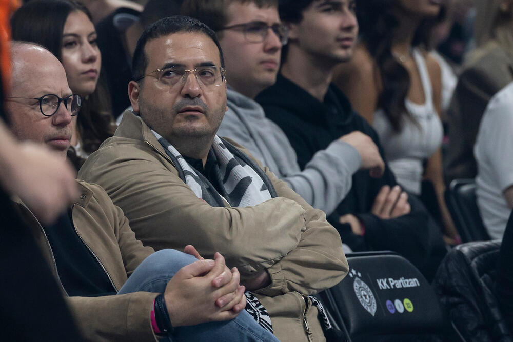 Vlasnik Hapoela iz Tel Aviva sa Partizanovim šalom oko vrata na oproštaju od Duška Vujoševića (Foto)