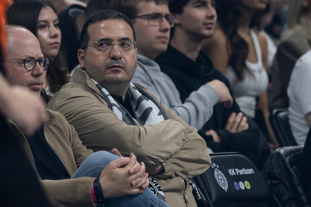 Vlasnik Hapoela iz Tel Aviva sa Partizanovim šalom oko vrata na oproštaju od Duška Vujoševića (Foto)