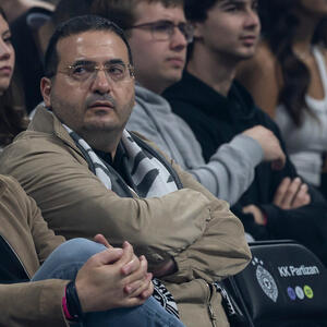 Vlasnik Hapoela iz Tel Aviva sa Partizanovim šalom oko vrata na oproštaju od Duška Vujoševića (Foto)