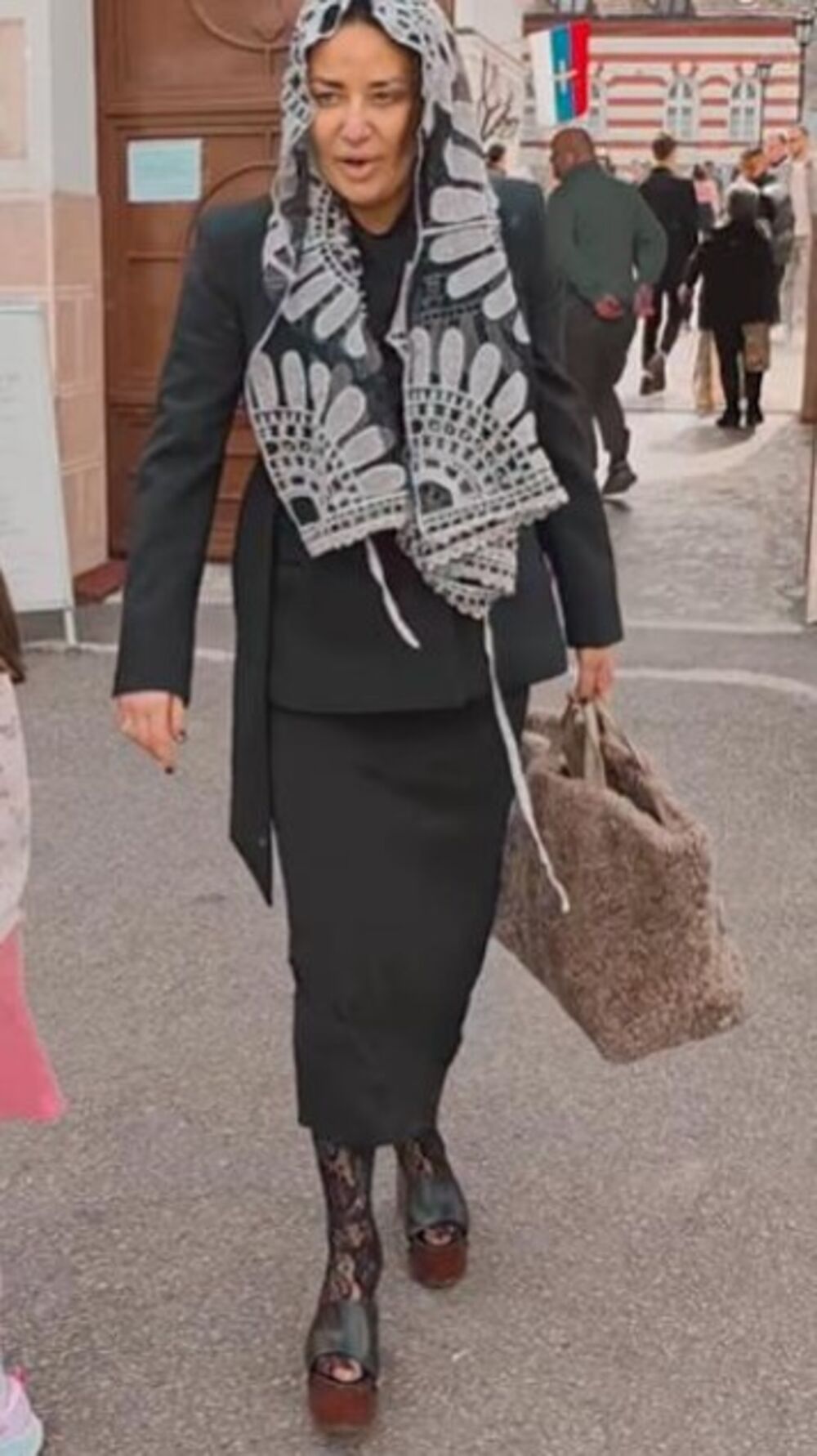 Ana Nikolić u mrežastim čarapama na svetom mestu!