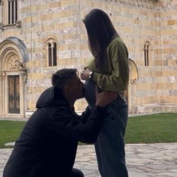 SRBI, NAJEŽIĆETE SE KAD VIDITE FOTOGRAFIJU! U 46. godini dobio sina, a sad pozira sa 18 godina mlađom suprugom