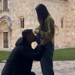 SRBI, NAJEŽIĆETE SE KAD VIDITE FOTOGRAFIJU! U 46. godini dobio sina, a sad pozira sa 18 godina mlađom suprugom