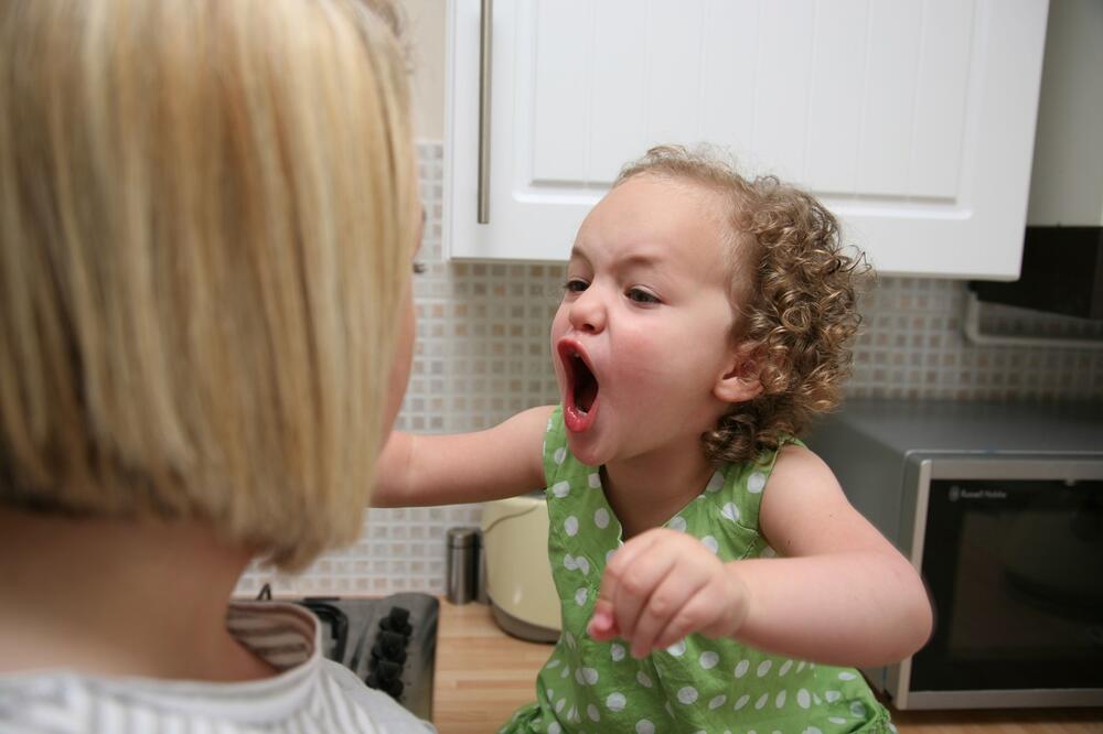 Roditelji koji udare dete biće pod KOREKTIVNIM NADZOROM: Kraj šamarima, spreman novi zakon u Srbiji!