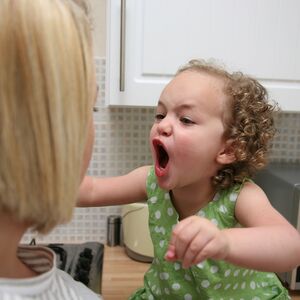 Roditelji koji udare dete biće pod KOREKTIVNIM NADZOROM: Kraj šamarima, spreman novi zakon u Srbiji!