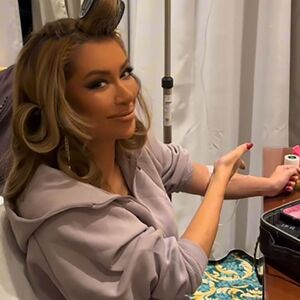 ŠTA SE DEŠVA IZA ZATVORENIH VRATA TEINE SOBE ZA ODMOR? Infuzija i rakijica, a onda vreli trbušni ples, SRBI PAZITE!