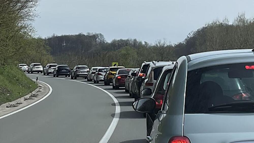 Kilometarske kolone na Zlatiboru, vozila mile: Posle Vaskrsa ljudi nagrnuli kućama, saobraćaj je paralizovan (FOTO)
