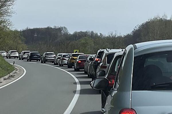 Kilometarske kolone na Zlatiboru, vozila mile: Posle Vaskrsa ljudi nagrnuli kućama, saobraćaj je paralizovan (FOTO)