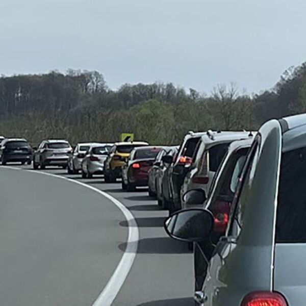 KOLONA DUGA 20 KILOMETARA, NE VIDI SE KRAJ! Turisti pohrlili na ovu srpsku planinu za praznik (VIDEO)