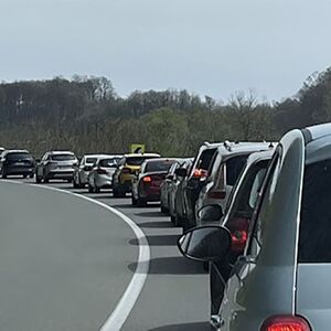 Kilometarske kolone na Zlatiboru, vozila mile: Posle Vaskrsa ljudi nagrnuli kućama, saobraćaj je paralizovan (FOTO)