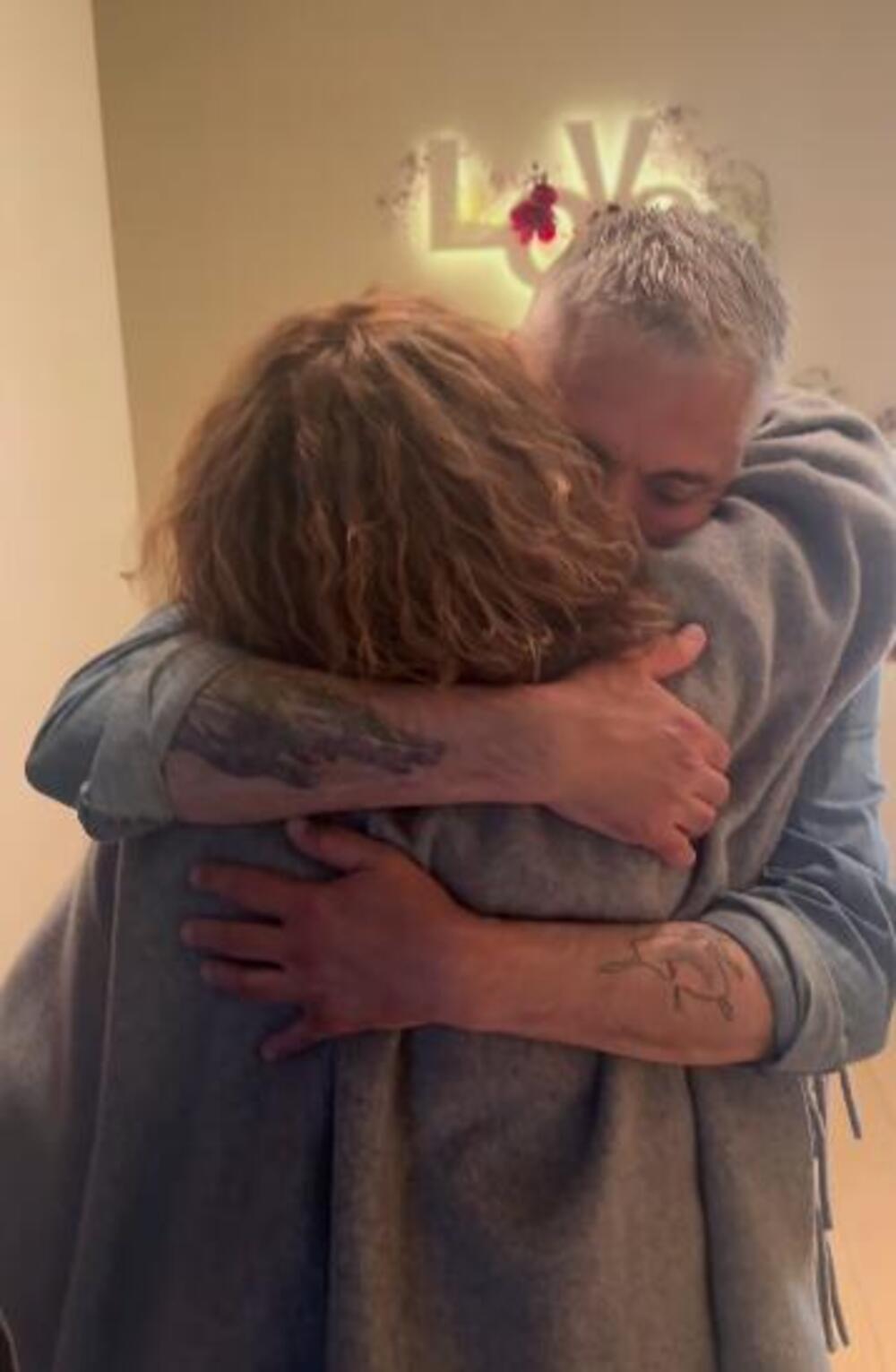 KOJA PEVAČICA JE UHVAĆENA U STANU ČEDE JOVANOVIĆ? Pojavila se na vratila, pa mu PALA U ZAGRLJAJ - SNIMAK ODJEKNUO