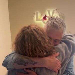 KOJA PEVAČICA JE UHVAĆENA U STANU ČEDE JOVANOVIĆ? Pokucala mu na vrata, pa mu se BACILA U NARUČJE - snimak odjeknuo