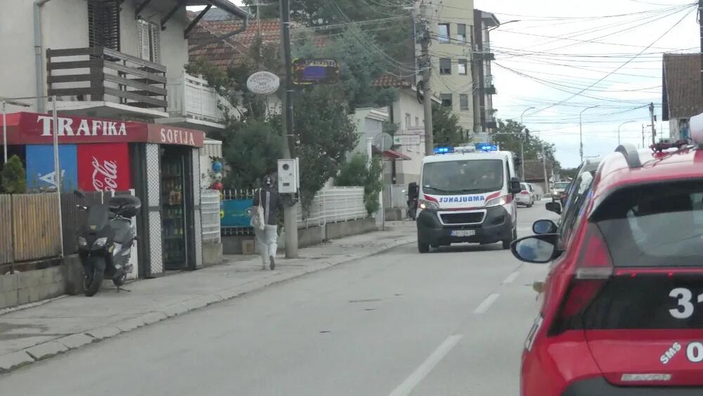 UŽAS U VELIKOM MOKROM LUGU! Vozaču se zaglavila papučica gasa, udario u parkirane automobile, pa POKOSIO ŽENU