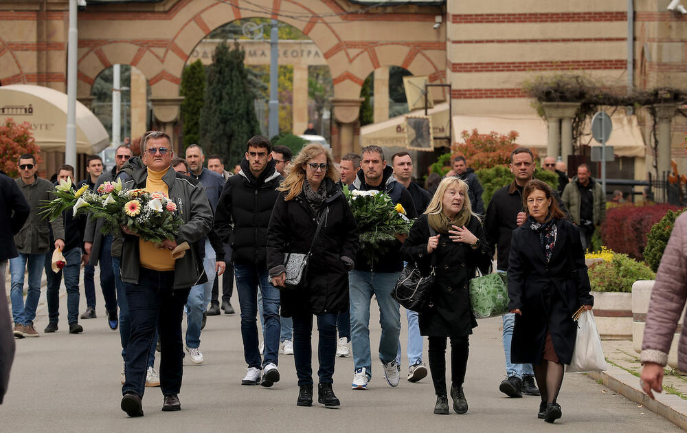 ACO NEM OD BOLA, A ZORANA SUZAMA KVASI BELU RUŽU! Evo ko je od POZNATIH ispratio Vujoševića! Tuga sa Novog groblja