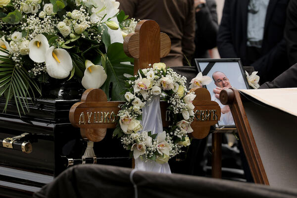 ISPRAĆEN VUJOŠEVIĆ NA VEČNI POČINAK: Košarkaške legende nosile kovčeg i oprostile se od velikana (FOTO+VIDEO)