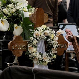 ISPRAĆAJ VUJOŠEVIĆA NA VEČNI POČINAK: Košarkaške legende i veliki broj navijača Partizana na Novom groblju (FOTO)