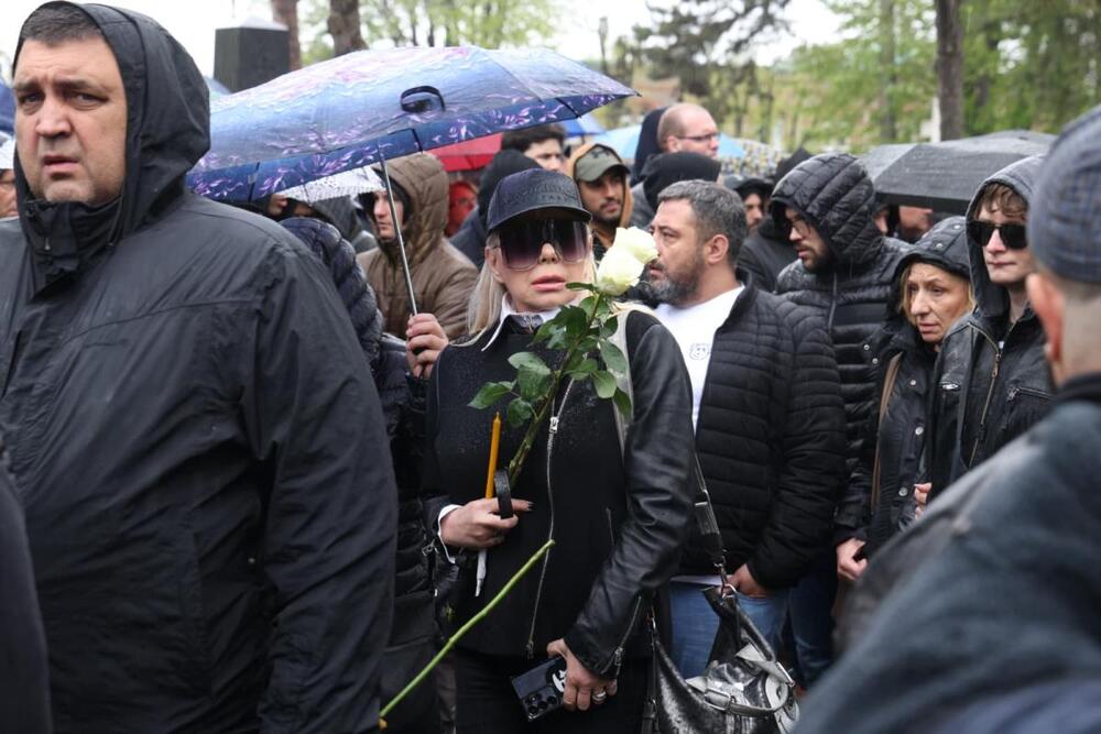 ACO NEM OD BOLA, A ZORANA SUZAMA KVASI BELU RUŽU! Evo ko je od POZNATIH ispratio Vujoševića! Tuga sa Novog groblja