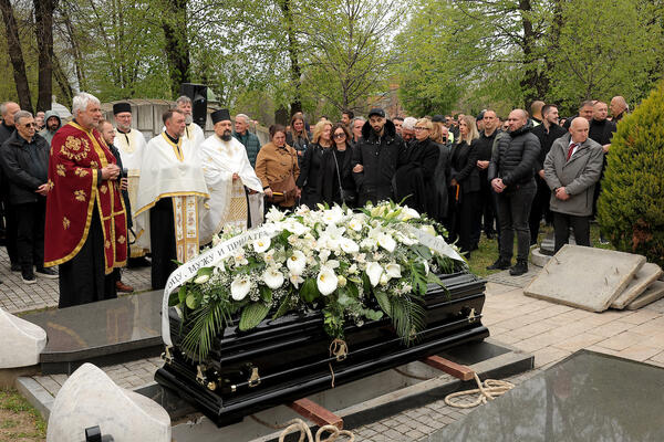 "Dobro pamtim sve": Grobari zapevali u čast generala, jednom navijaču pozlilo (VIDEO)