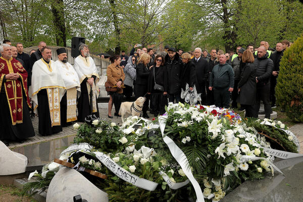 Odjeci sa sahrane Duleta Vujoševića: Grobari strašno ljuti na Milutinova, hvale na sva usta Petruševa (FOTO+VIDEO)