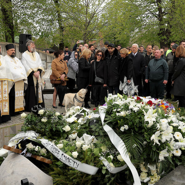 Odjeci sa sahrane Duleta Vujoševića: Grobari strašno ljuti na Milutinova, hvale na sva usta Petruševa (FOTO+VIDEO)