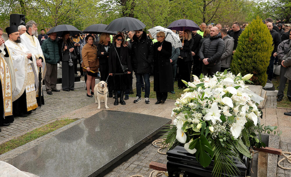 PAS DUŠKA VUJOŠEVIĆA NA SAHRANI LEGENDARNOG TRERA! Žuta se nije pomerala od kovčega... (Foto)