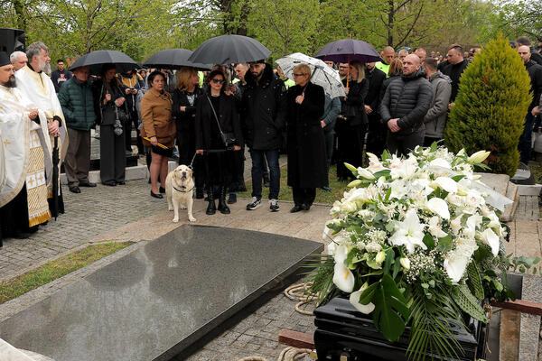 PAS DUŠKA VUJOŠEVIĆA NA SAHRANI LEGENDARNOG TRENERA! Žuta se nije pomerala od kovčega... (Foto)