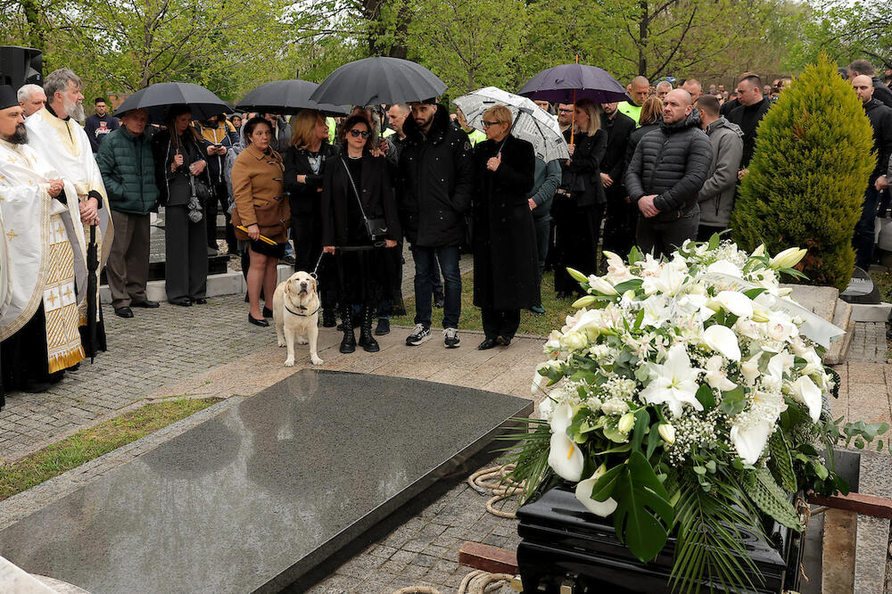 PAS DUŠKA VUJOŠEVIĆA NA SAHRANI LEGENDARNOG TRENERA! Žuta se nije pomerala od kovčega... (Foto)