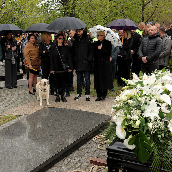 PAS DUŠKA VUJOŠEVIĆA NA SAHRANI LEGENDARNOG TRENERA! Žuta se nije pomerala od kovčega... (Foto)