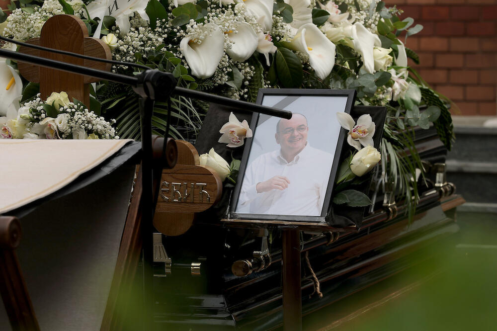 Crveno-beli na sahrani Duška Vujoševića - evo ko je od poznatih zvezdaša došao na ispraćaj Duleta (Foto)