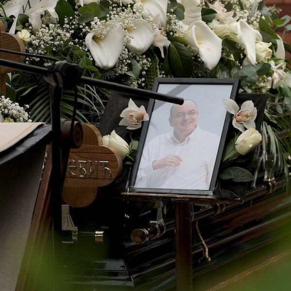 Crveno-beli na sahrani Duška Vujoševića - evo ko je od poznatih zvezdaša došao na ispraćaj Duleta (Foto)