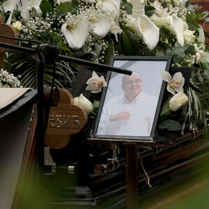 Crveno-beli na sahrani Duška Vujoševića - evo ko je od poznatih zvezdaša došao na ispraćaj Duleta (Foto)