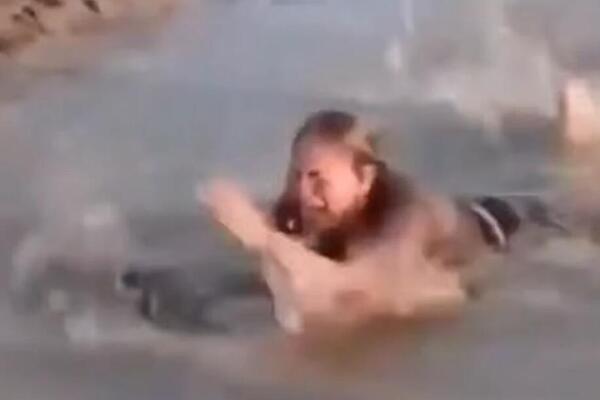 Plivala je u mirnoj vodi, a onda je pomislila da je uhvatila debelu granu: Zatim je usledio VRISAK i BORBA ZA ŽIVOT