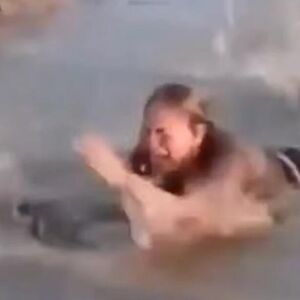 Plivala je u mirnoj vodi, a onda je pomislila da je uhvatila debelu granu: Zatim je usledio VRISAK i BORBA ZA ŽIVOT