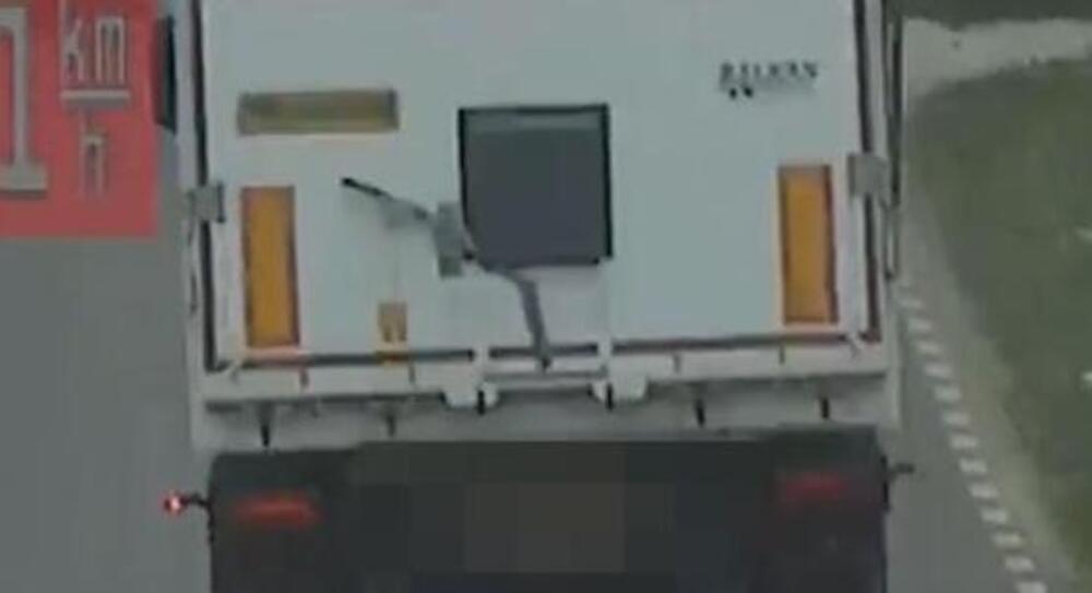 KAMIONDŽIJA DIVLJAO ZA VOLANOM, VOZIO ČAK 121 KM/H! Policajci ga ZAUSTAVILI pa se ŠOKIRALI KAD SU I OVO VIDELI!