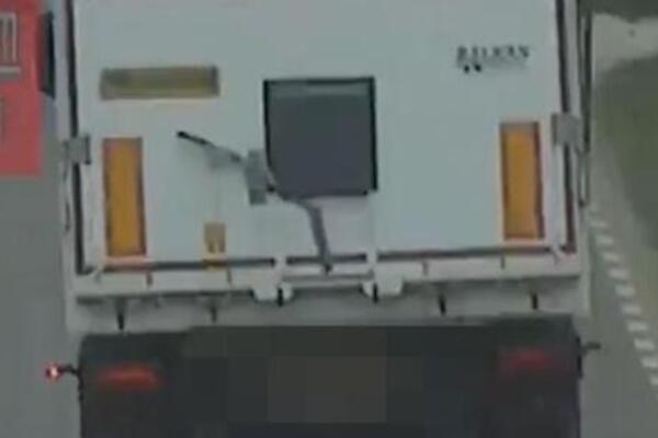 KAMIONDŽIJA DIVLJAO ZA VOLANOM, VOZIO ČAK 121 KM/H! Policajci ga ZAUSTAVILI pa se ŠOKIRALI KAD SU I OVO VIDELI!