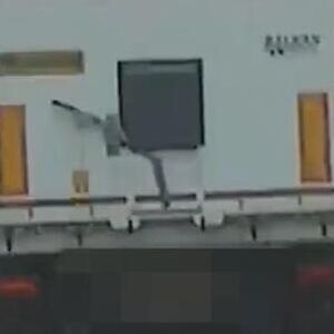 KAMIONDŽIJA DIVLJAO ZA VOLANOM, VOZIO ČAK 121 KM/H! Policajci ga ZAUSTAVILI pa se ŠOKIRALI KAD SU I OVO VIDELI!