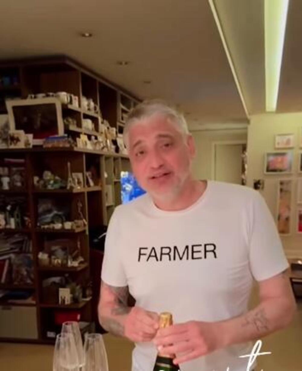 ACA SE BAŠ ISPRSIO! Pogledajte šta je ZATEKLO ČEDU JOVANOVIĆA u stanu za ROĐENDAN! Pored PEVAČICE, dobio i OVO