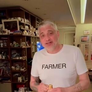 ACA SE BAŠ ISPRSIO! Pogledajte šta je ZATEKLO ČEDU JOVANOVIĆA u stanu za ROĐENDAN! Pored PEVAČICE, dobio i OVO