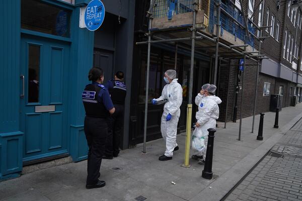 KOSTUR BEBE PRONAĐEN ISPOD KUĆE! Oko vrata dečaka obmotana uzica, a TELO UVIJENO U NOVINE - detalji bude jezu!