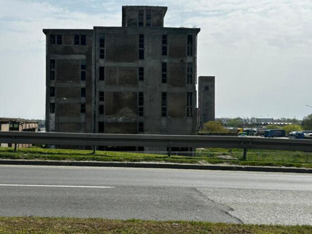 MLADIĆ (18) SE OKLIZNUO S 30 METARA VISINE! Prve slike s mesta nesreće u staroj Azotari, OTKRIVENO I KAKO JE PAO!