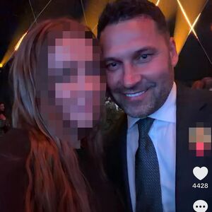 DODIRIVALI SU SE, NE MAREĆI NA LJUDE OKO SEBE! DUŠKO UHVAĆEN U AKCIJI SA PLAVUŠOM! Tvrde da je ISKOPIRANA KARLEUŠA