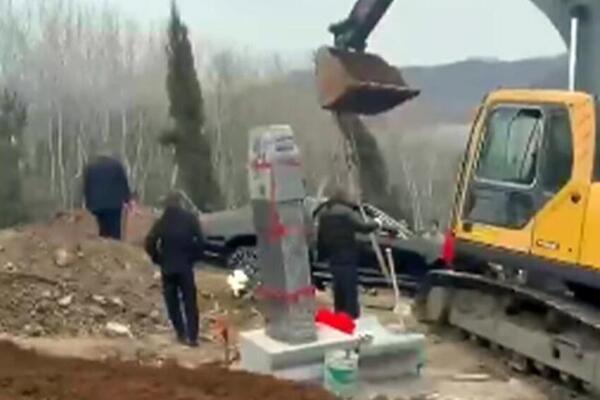 BIZARAN PRIZOR SA SAHRANE ŠOKIRAO SVET: Bogataš sahranjen uz neobičnu stvar, ljudi gledaju i krste se (VIDEO)