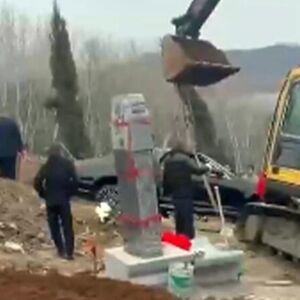 BIZARAN PRIZOR SA SAHRANE ŠOKIRAO SVET: Bogataš sahranjen uz neobičnu stvar, ljudi gledaju i krste se (VIDEO)