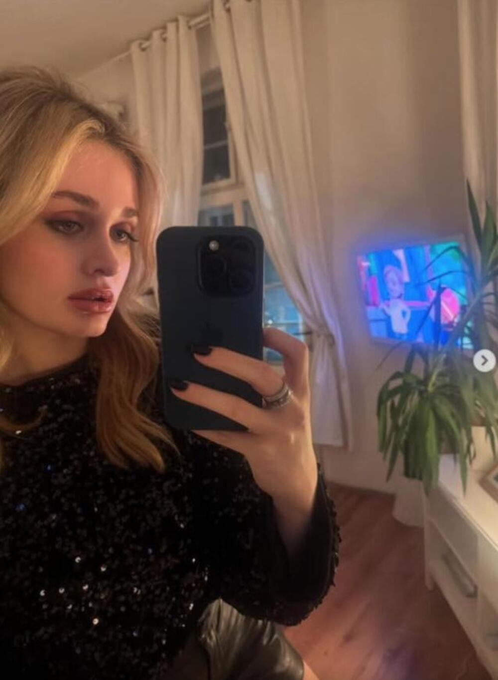 OVAKO IZGLEDA STAN U KOJEM ŽIVI MINA POSLE RAZVODA OD LUKE! Luks kuhinja PARI OČI - a tek da vidite kakav je pod