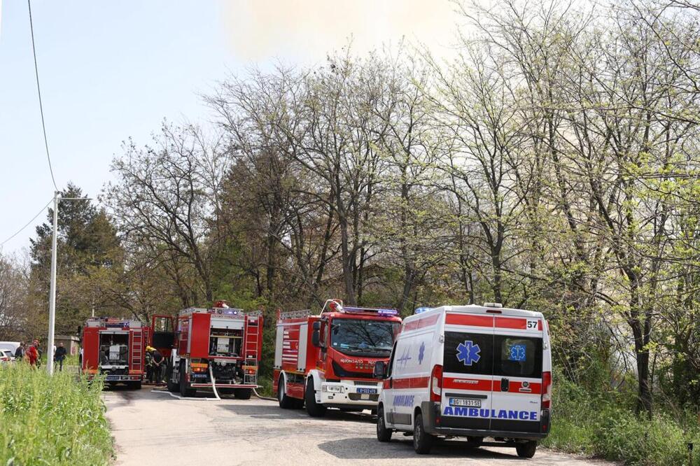 VELIKI POŽAR U FABRICI NAMEŠTAJA U SVRLJIGU! Vatra guta sve pred sobom, 5 vatrogasnih vozila na terenu!