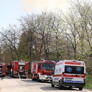 VELIKI POŽAR U FABRICI NAMEŠTAJA U SVRLJIGU! Vatra guta sve pred sobom, 5 vatrogasnih vozila na terenu!