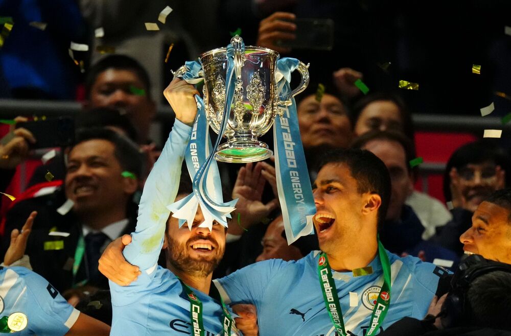 Bernardo Silva i Rodri sa trofejem Liga kupa Enleske 2026. godine