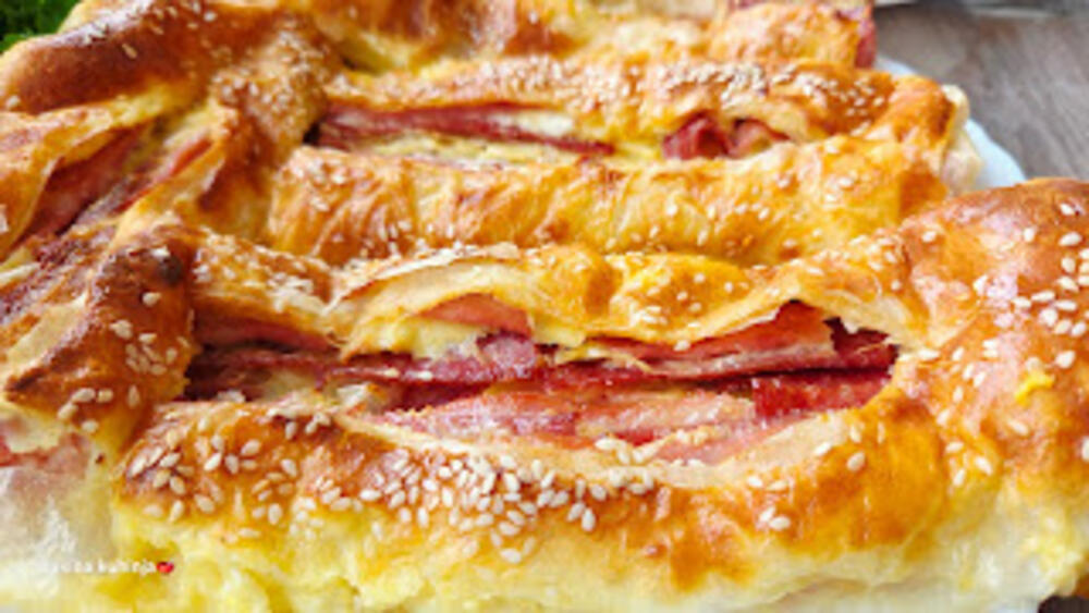 Gurmanluk koji se pamti: Pita sa šunkom i sirom neodoljivo je dobra, a jedna tepsija biće vam malo