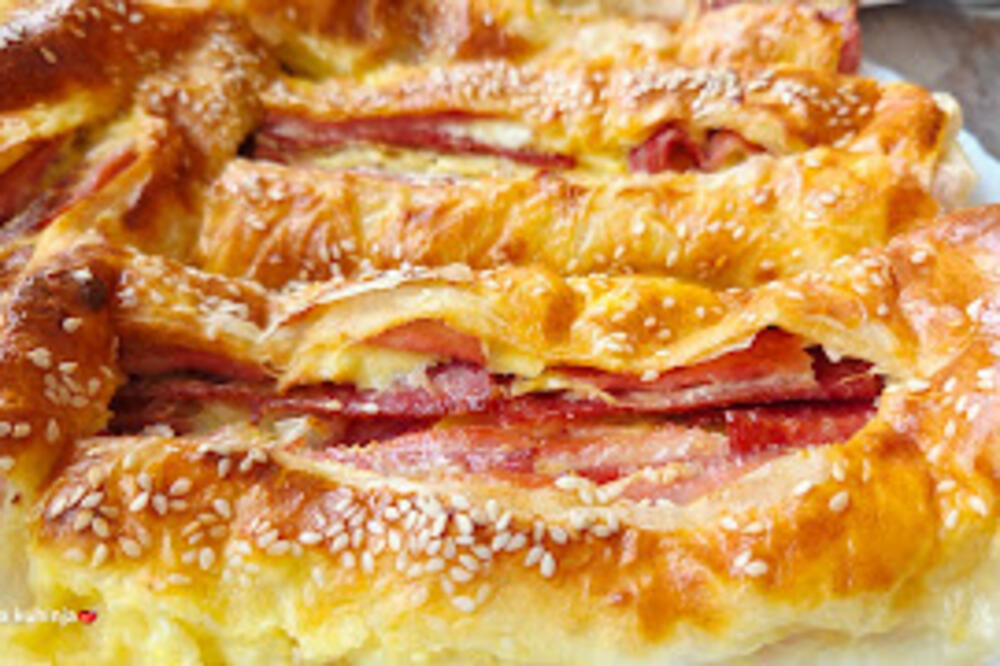 Gurmanluk koji se pamti: Pita sa šunkom i sirom neodoljivo je dobra, a jedna tepsija biće vam malo